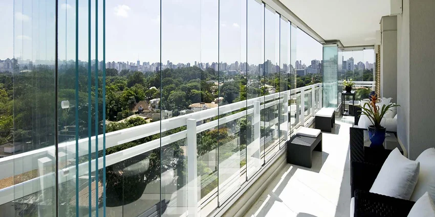 Sacada residencial com cortina de vidro