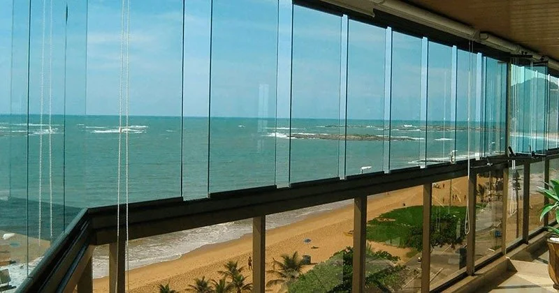Cortina de vidro instalada em sacada
